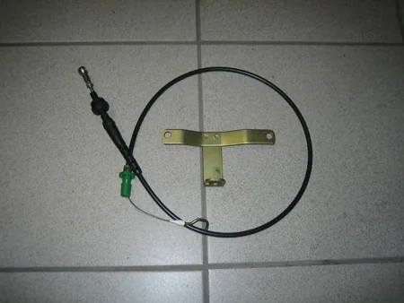 Gaszug mit Halter für Doppelvergaser. BMW E21 315 - 320 mit M10 Motor