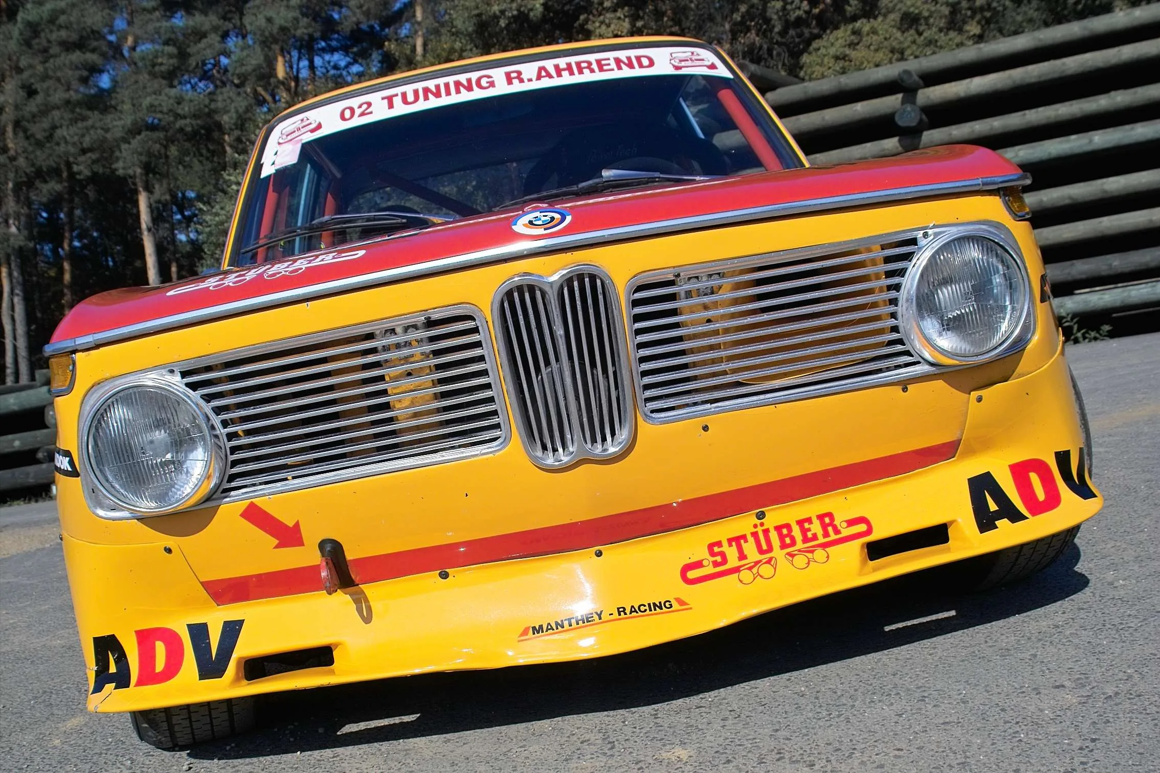 BMW 2002 vor der Werkstatt von Ahrend 02 Tuning in Rösrath