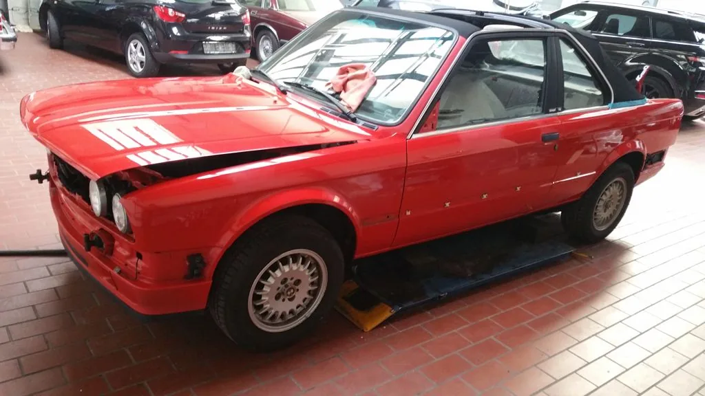 Fahrzeugaufbereitung BMW 316i E30 Baur in der Werkstatt