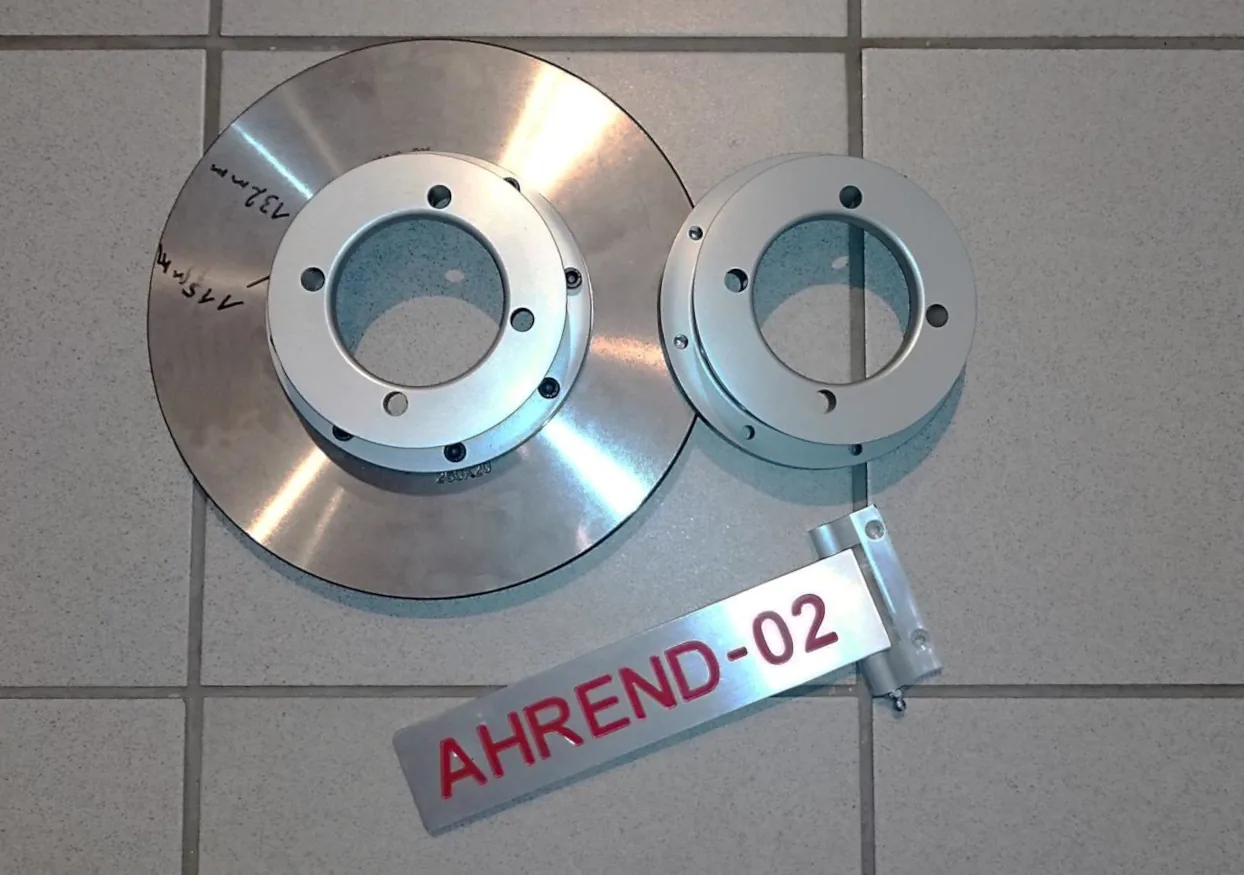 Bremsscheibe-Sonderanfertigung mit Adapter — Eigenfertigung von Ahrend 02 Tuning