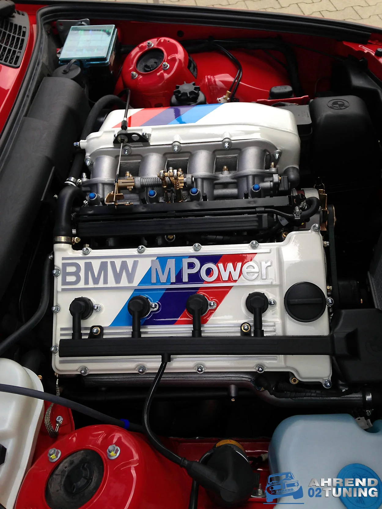 BMW M Power Motor mit Vergaser-Setup und M-Stripe-Ventildeckel