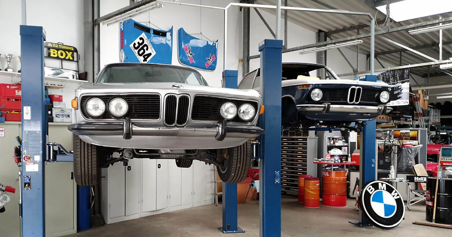Tuning eines klassischen BMW Oldtimers in der Werkstatt